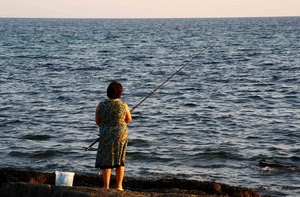 mare, canna, donna, secchio, pescare, acqua, onde, pescatore, pesca, pescatrice, gonna