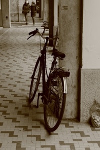 bicicletta, ruote, persone, portico, colonne, due, piastrelle, passanti, manubrio, portici, pavimento, sellino, colonna