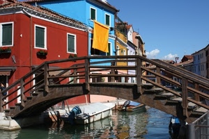 ponte, acqua, barche, colori, case, legno, finestre, canale, cielo, giallo, rosso, azzurro, lenzuolo, nuvole, fiume, riflessi, murano