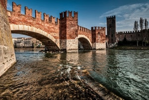 fiume, ponte, acqua, merli, torri, archi, cielo, alberi, case, nuvole, castello, torre, azzurro, arco, arcate