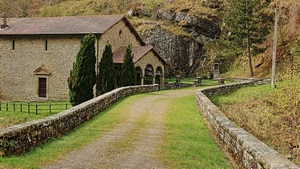 strada, alberi, chiesa, erba, archi, muretti, montagna, sentiero, verde, case