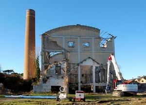 ciminiera, fabbrica, ruderi, rudere, ruspa, abbandono, demolizione, scavatrice, cielo, finestre, alberi