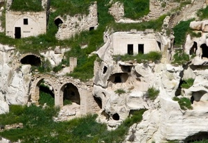 erba, verde, ruderi, finestre, archi, case, porte, rovine, rocce, grotte, roccia, bianco, sassi, abbandono