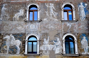 finestre, affreschi, quattro, vetri, cavallo, facciata, palazzo, muro, archi, vetro