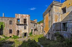 case, ruderi, cielo, abbandono, finestre, verde, erba, rovine, nuvole, cespugli, azzurro, scorcio, piante