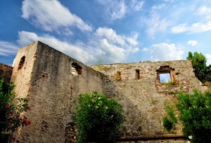 nuvole, finestre, ruderi, verde, rudere, alberi, cielo, rovine, piante, castello, oleandri, fiori