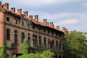 alberi, finestre, comignoli, rudere, cielo, tetto, verde, balconi, nuvole, ringhiera, palazzo, casa, camini, abbandono