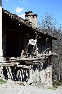 rudere, cartello, legno, comignoli, cielo, alberi, nuvole, casa, abbandono, travi, tetto, azzurro, albero, rovine