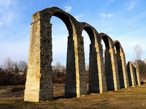 archi, alberi, cielo, acquedotto, ruderi, nuvole, erba, verde, azzurro, prato, rovine, romano, colonne, rudere
