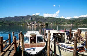 barche, lago, cielo, acqua, montagne, porto, nuvole, porticciolo, pali, azzurro, pontile, molo, borgo, paesaggio, legno, bianco, mare, montagna, paese, riflessi, riflesso