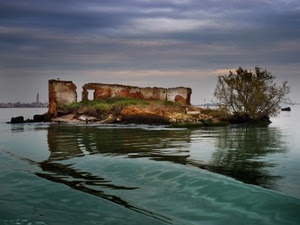 mare, acqua, albero, isola, rudere, rovine, cielo, nuvole, riflessi, ruderi