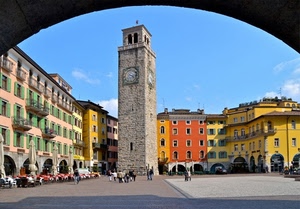 torre, piazza, orologio, palazzi, persone, arco, campanile