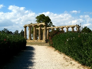 colonne, tempio, piante, ruderi, verde, strada, nuvole, archeologia, siepe, scavi, cielo, rovine, viale