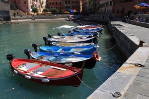 barche, porto, mare, acqua, rosso, case, ombrelloni, corde, blu, finestre, palazzi, porticciolo, azzurro, colori, motori, corda, molo