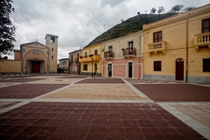 chiesa, piazza, case, balconi, campanile, nuvole, croce, quadrati, finestre