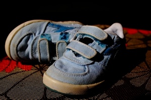 scarpe, celeste, due, tela, nero, suola, bambino, azzurro, ginnastica, strappo, azzurre