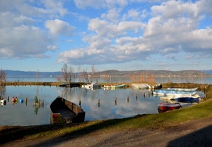 barche, nuvole, acqua, lago, alberi, porto, riflesso, mare, colline, cielo