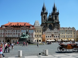 piazza, carrozza, monumento, chiesa, persone, tetti, finestre, passanti, campanili, palazzi, tende