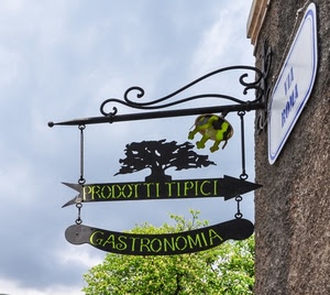 insegna, ferro, gastronomia, albero, muro, freccia, nuvole, cartello, metallo, scritta, prodotti, cielo, indicazione, alberi