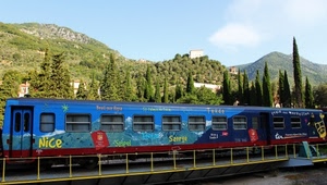 treno, blu, alberi, colline, verde, azzurro, ferrovia, cipressi, scritte, carrozza