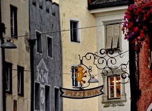 insegna, finestre, fiori, pizzeria, ferro, fili, lampione, leone, palazzi, case