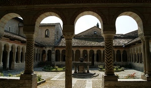 pozzo, archi, colonne, chiostro, porticato, finestre, tetti, piante, verde, cortile, chiesa, abbazia, giardino, fontana, colonnato, monastero, aiuole