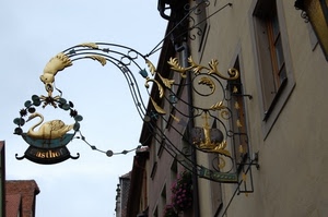 insegna, cigno, finestre, oro, ferro, metallo, palazzo, cielo, casa, scritta, corona, facciata, fiori, dorato