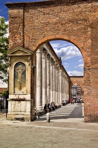 colonne, arco, croce, edicola, persone, ombre, cristo, nuvole, mattoni
