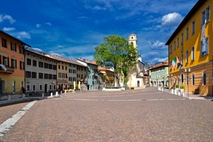 piazza, albero, nuvole, chiesa, case, campanile, bandiere, verde, municipio, paracarri, finestre, alberi