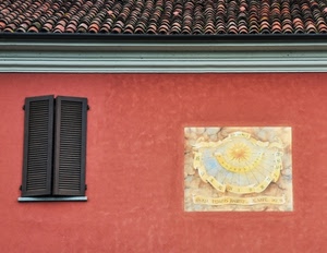 meridiana, finestra, tegole, grondaia, tetto, rosso, muro, persiane, ante, numeri, imposte