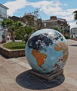 mappamondo, nuvole, sfera, alberi, ombra, aiuola, piazza, case, mondo, cielo, terra, erba, palla, verde, bianco, monumento, piante, palazzi, azzurro, finestre, aiuole