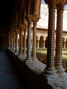 colonne, archi, chiostro, portico, porticato, capitelli, giardino, siepe, convento, decori