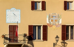 meridiana, balcone, finestre, lampione, stemma, bandiera, palazzo
