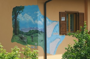 finestra, murales, meridiana, casa, persiane, piante, cartello, verde, azzurro, alberi