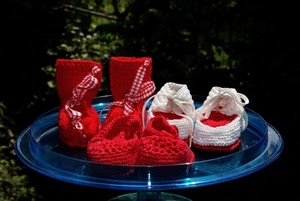 rosso, bianco, scarpette, scarpe, blu, lana, uncinetto, tavolo, nastri, scarpine
