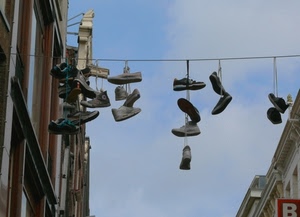 scarpe, filo, cielo, appese, palazzi, stringhe, finestre, case