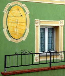 meridiana, finestra, giallo, verde, ringhiera, scritta