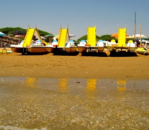 spiaggia, giallo, pedalò, sabbia, quattro, riflesso, barche, mare, acqua, ombrelloni