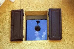 finestra, vetro, ante, riflesso, pinocchio, pupazzo, giallo, persiane, muro, marrone