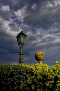 nuvole, lampione, siepe, verde, palla, cielo