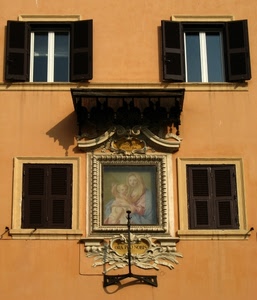 finestre, madonna, persiane, edicola, palazzo, muro, affresco, quattro, vetri