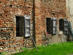 finestre, mattoni, erba, verde, muro, prato, legno, grate, ante, pietre, casa, imposte, rudere, abbandono