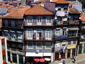 finestre, tetti, case, ombrelloni, parabole, ringhiere, balconi, panni, palazzi, tegole, passanti, terrazzi, abitazioni, persone, strada, scorcio