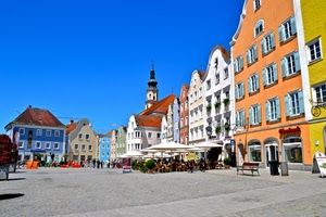 piazza, campanile, ombrelloni, finestre, panchina, cielo, colori, case, bar, città, piante, panchine, tetti, palazzi, insegne, azzurro, sedie