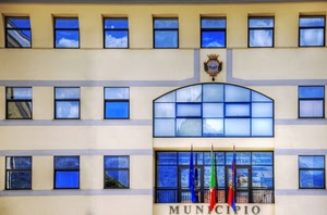 bandiere, finestre, municipio, stemma, riflessi, azzurro, palazzo, vetri, comune