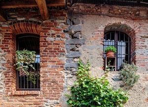 finestre, mattoni, vasi, piante, travi, verde, foglie, muro, casa, fiori, legno, ringhiera, inferriata, rampicante, case, sbarre, finestra, edera, inferriate