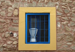 bilancia, finestra, muro, inferriata, giallo, blu, anello, grata, pietra, cornice, pietre, azzurro, rete, metallo, cerchio, sassi