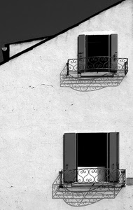 finestre, bianconero, balconi, due, ombra, ringhiere, casa, ringhiera, muro, bianco, ombre, persiane, tetto, nero, abitazione, ante, ferro