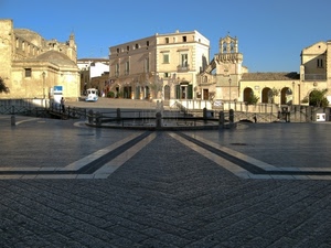 piazza, fontana, trenino, chiesa, palazzi, campanile, acqua, edifici, campane, cielo, torre