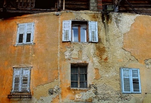 finestre, persiane, casa, muro, palazzo, abbandono, edificio, vecchio, vetri, legno, intonaco, cinque, imposte, crepe, degrado, ante
